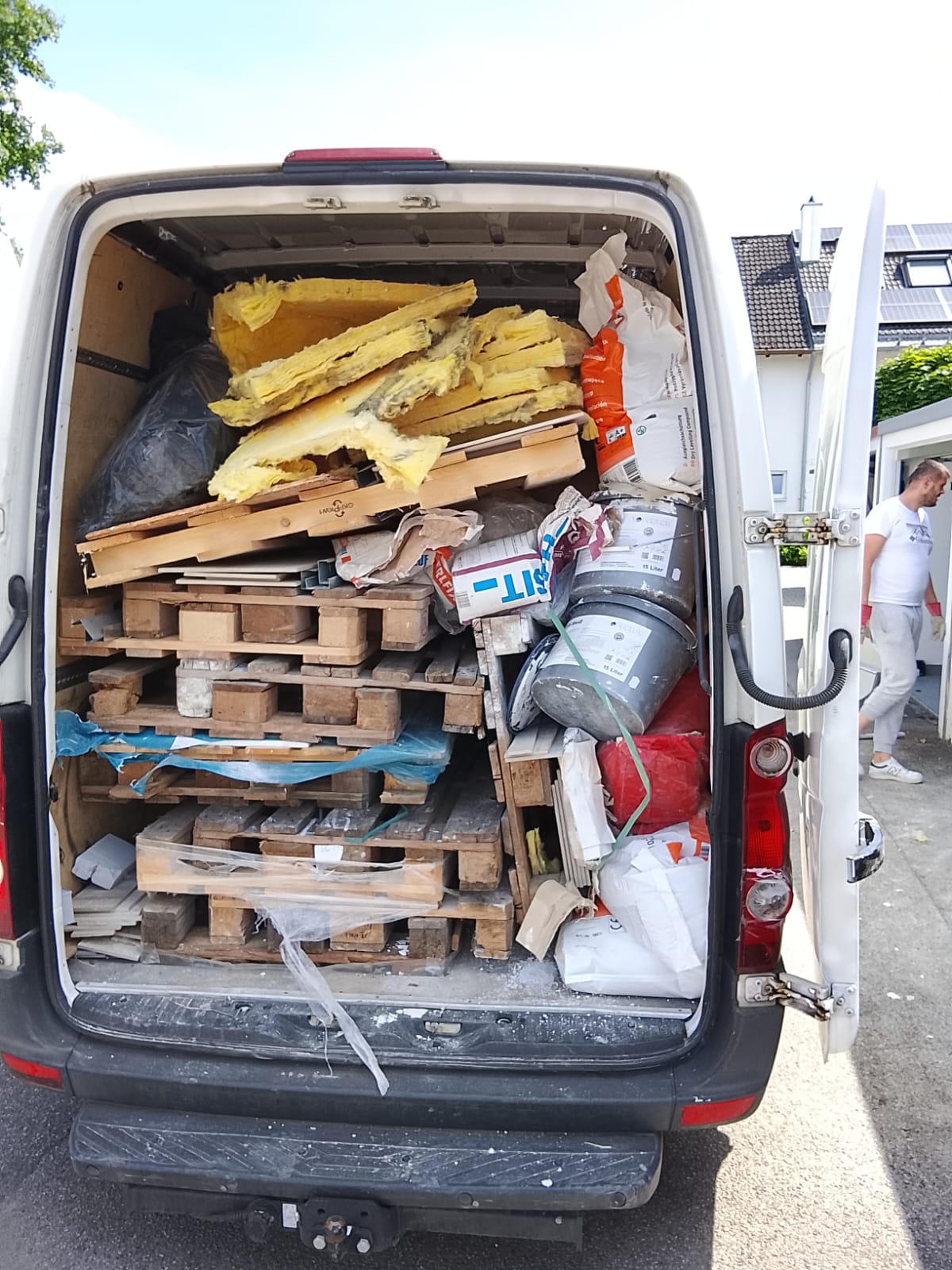 Transporter beladen mit Entrümpelungsgut und Bauschutt