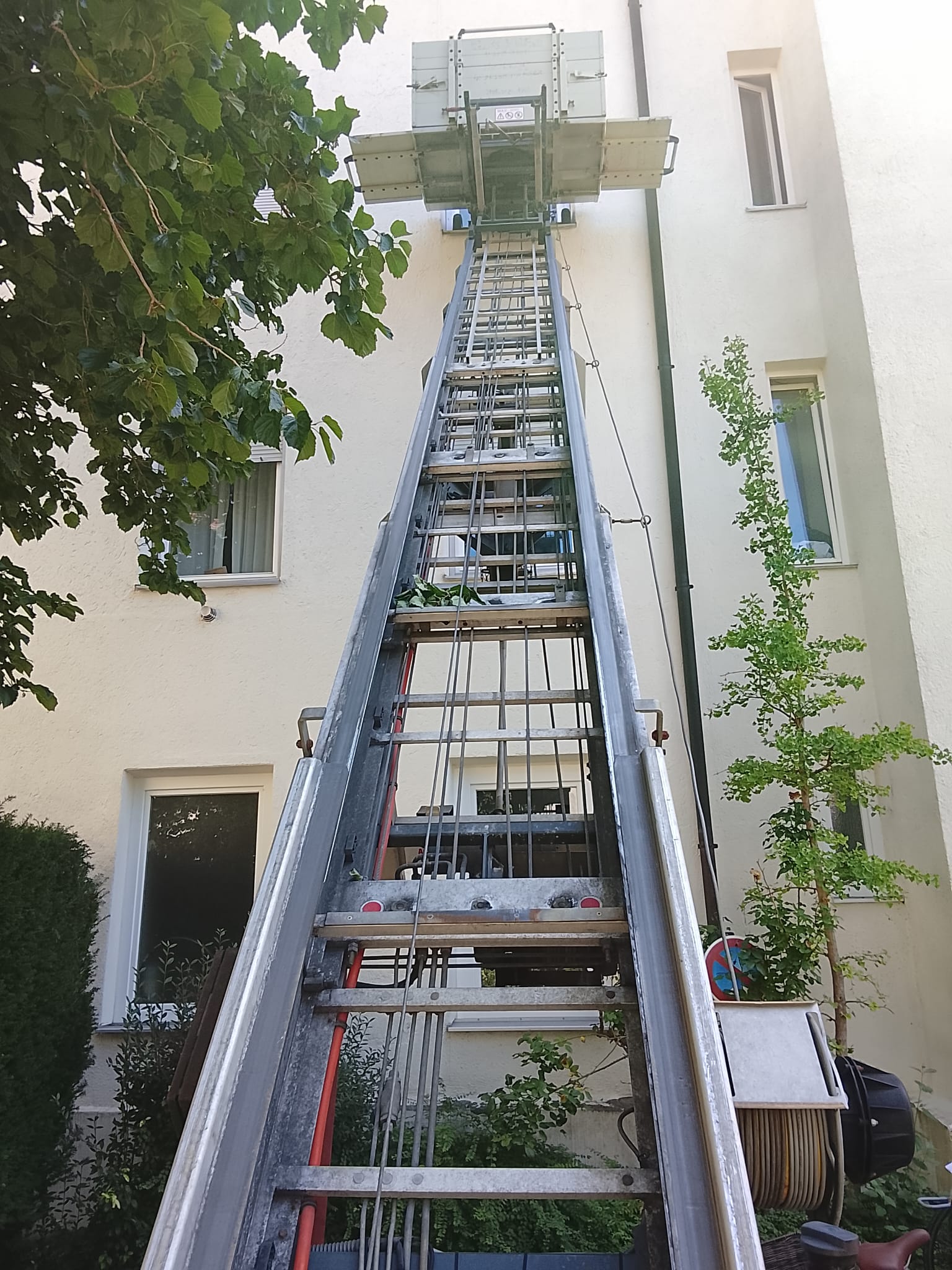 Möbelaufzug aufgebaut an der Hausfassade