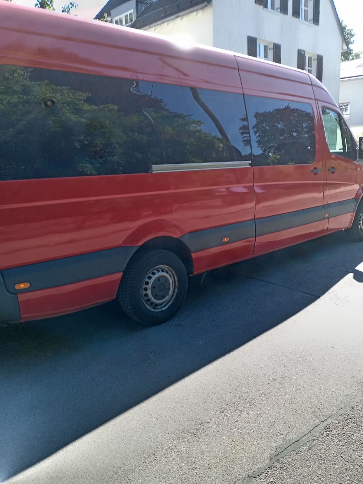 Roter Mercedes Sprinter für Personentransport