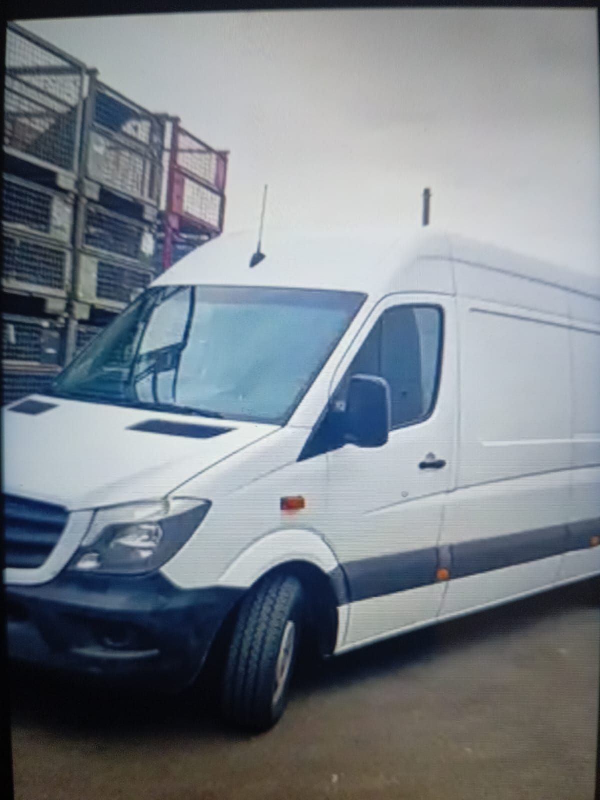 Mercedes Sprinter am Firmenstandort