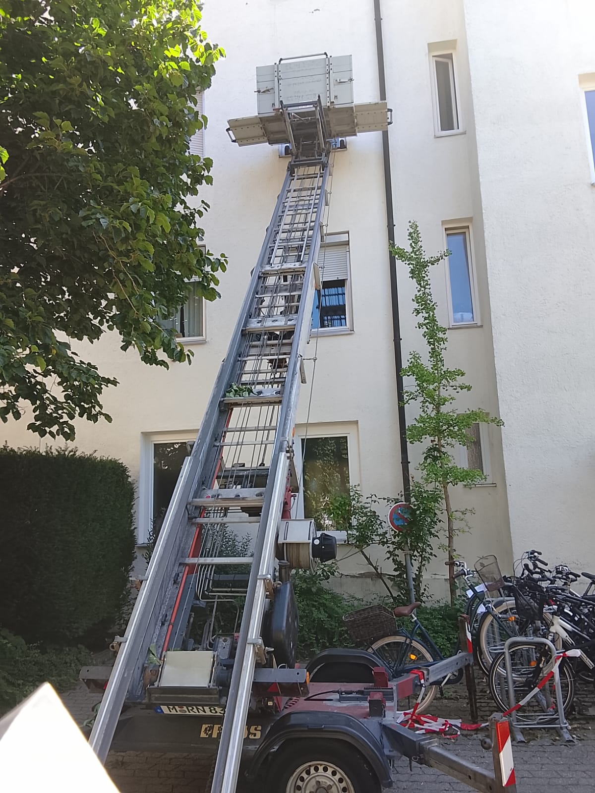 Transporter voll beladen mit Haushaltsgegenständen