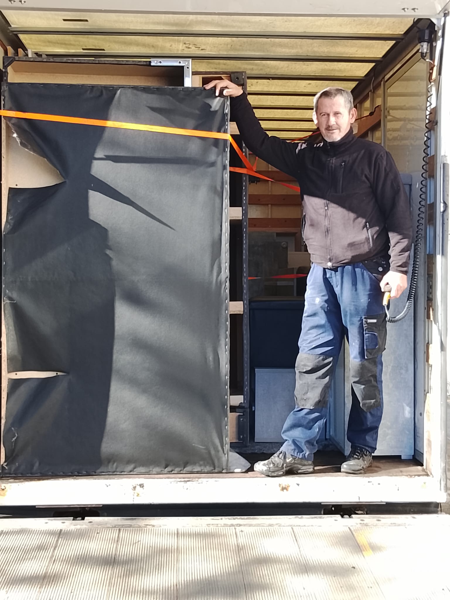 Zlatko Radivojevic im Umzugstransporter mit gesicherter Ladung