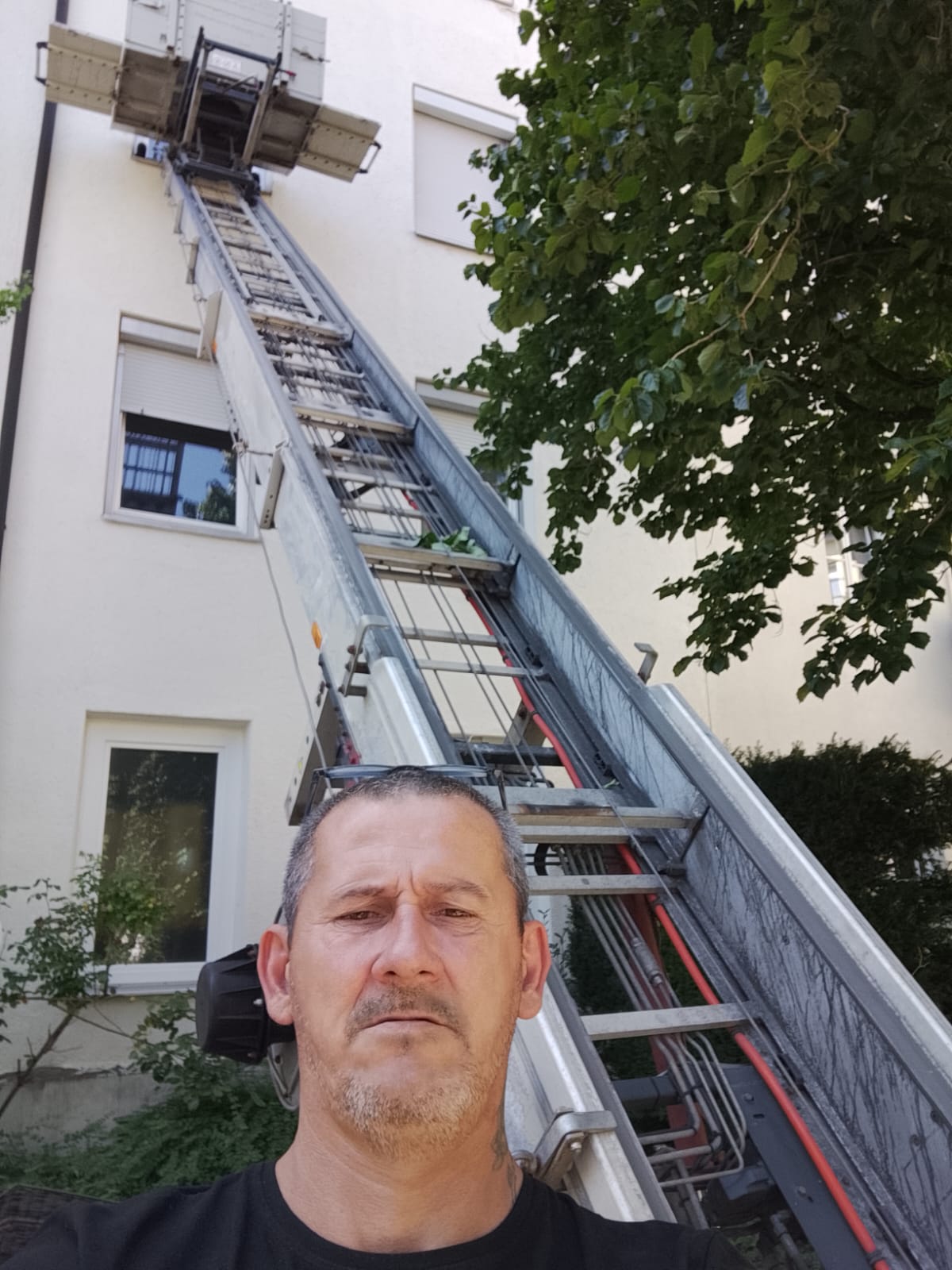 Zlatko Radivojevic vor dem aufgebauten Möbelaufzug