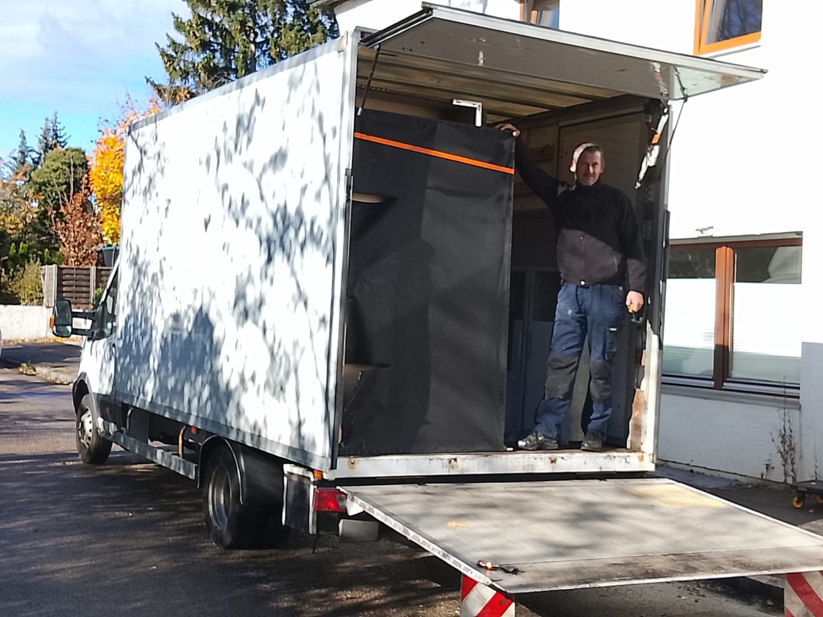 Umzugstransporter mit Hebebühne bereit zum Beladen